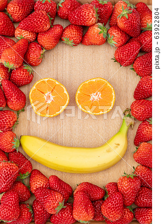 フルーツフェイスイメージ（いちご、バナナ、みかん） 63922804