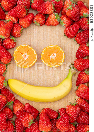 フルーツフェイスイメージ(いちご、バナナ、みかん) フルーツフェイスイメージ(いちご、バナナ、みかん) 63922805