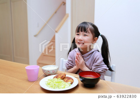 食事 育児 子育て マナー ルール 行儀 女の子 子供 ライフスタイル ご飯 コロッケ 日本人 の写真素材 6392