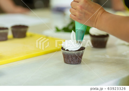 The process of decorating chocolate cupcakes with The process of decorating chocolate cupcakes with 63923326