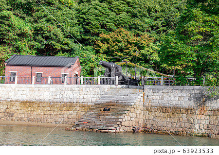 28センチ榴弾砲レプリカのある風景　愛媛県今治市小島 63923533