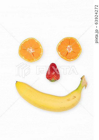 フルーツフェイスイメージ(いちご、バナナ、みかん)/白バック フルーツフェイスイメージ(いちご、バナナ、みかん)/白バック 63924272
