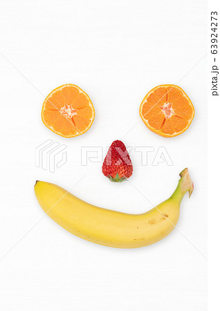 フルーツフェイスイメージ(いちご、バナナ、みかん)/白バック フルーツフェイスイメージ(いちご、バナナ、みかん)/白バック 63924273