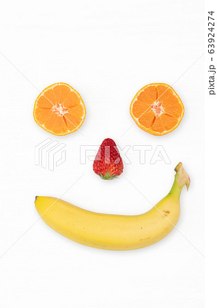 フルーツフェイスイメージ(いちご、バナナ、みかん)/白バック フルーツフェイスイメージ(いちご、バナナ、みかん)/白バック 63924274