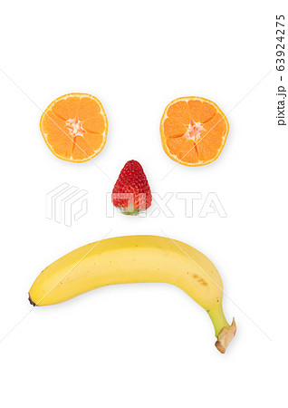フルーツフェイスイメージ（いちご、バナナ、みかん）／白バック 63924275