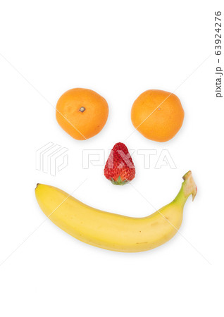 フルーツフェイスイメージ(いちご、バナナ、みかん)/白バック フルーツフェイスイメージ(いちご、バナナ、みかん)/白バック 63924276