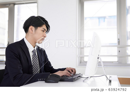 真剣な表情でパソコン作業をする日本人男性ビジネスマン 真剣な表情でパソコン作業をする日本人男性ビジネスマン 63924792