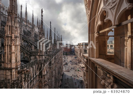 ミラノ　曇りのドゥオーモの風景 63924870