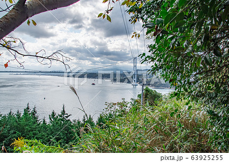 小島から来島海峡大橋を望む 63925255