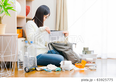 携帯用ミニトイレを準備する女性 防災 避難 対策 備え コピースペース 携帯用ミニトイレを準備する女性 防災 避難 対策 備え コピースペース 63925775