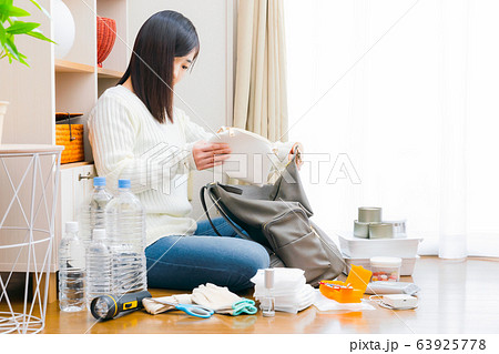 防災グッズを準備する女性 ポーチ 防災 避難 対策 備え コピースペース 防災グッズを準備する女性 ポーチ 防災 避難 対策 備え コピースペース 63925778
