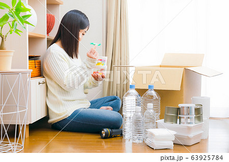 災害備蓄品　ラムネ菓子　飴　ドロップ　ローリングストック　コピースペース 63925784