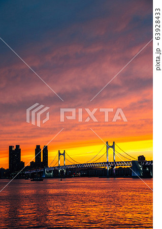 Gwangan bridge and sea, twilight sunset view in Busan, Korea Gwangan bridge and sea, twilight sunset view in Busan, Korea 63928433