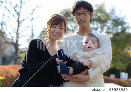 4ヵ月の乳児と家族　家族写真 63928980