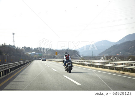 車線 道路 乗用車 63929122