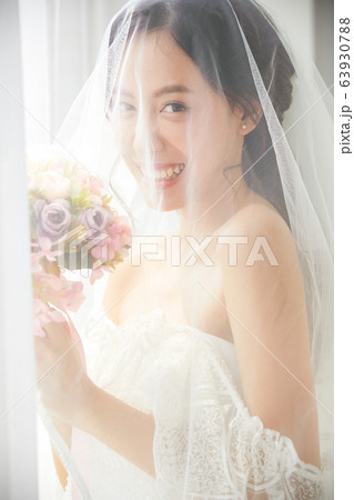 女性 花嫁 結婚 ウェディング 花束 夢 ジューンブライドの写真素材