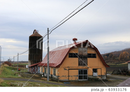 北海道　十勝地方　牧場のある風景 63933176