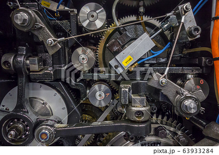 印刷機の駆動歯車群。精密機械、メカニカルイメージ 63933284