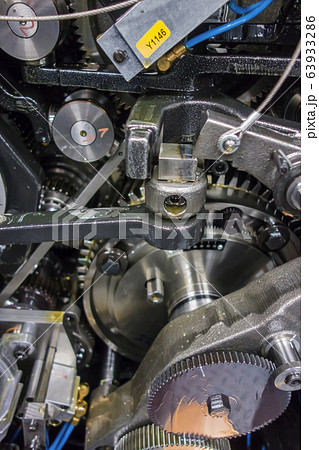 印刷機の駆動歯車群。精密機械、メカニカルイメージ 63933286