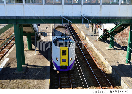 早春の北海道白老町JR萩野駅を通過する特急北斗の風景を撮影 63933370