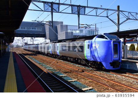早春の北海道白老町JR白老駅を発着する特急北斗の風景を撮影 63935594