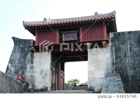 沖縄の観光地首里城公園の中の漏刻門 沖縄の観光地首里城公園の中の漏刻門 63935740