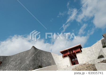 沖縄の観光地首里城公園の中の美福門と青空 沖縄の観光地首里城公園の中の美福門と青空 63935741