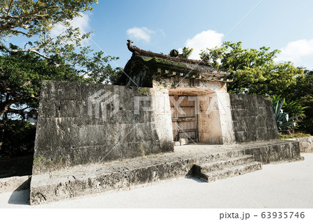 沖縄の世界遺産の一つの石造りの礼拝用の門の園比屋武御嶽石門 左 63935746