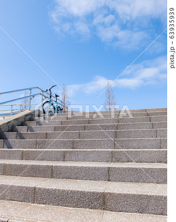 神奈川県平塚市 階段と自転車の写真素材