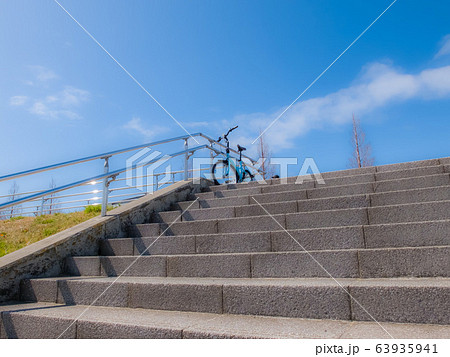 神奈川県平塚市 階段と自転車の写真素材 [63935941] - PIXTA