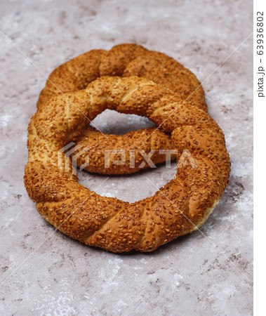 Traditional turkish simit on brown concrete background,top view 63936802