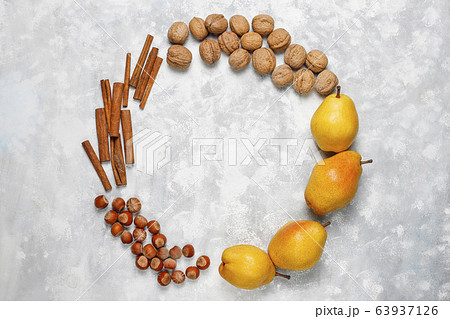 Homemade pear pie with cinnamon and walnuts on light background 63937126