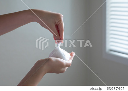 お風呂で作った泡　洗顔　手洗い　 63937495