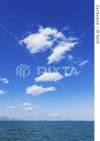 晴天の琵琶湖畔風景 63938242