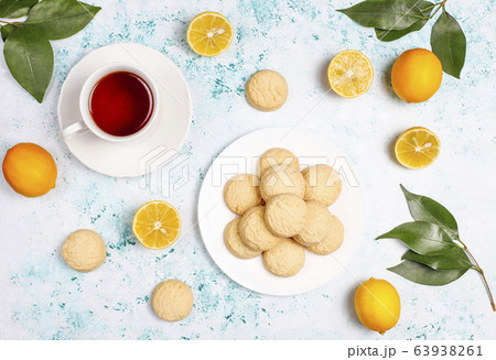 Homemade lemon cookies with lemons on light background,top view 63938261
