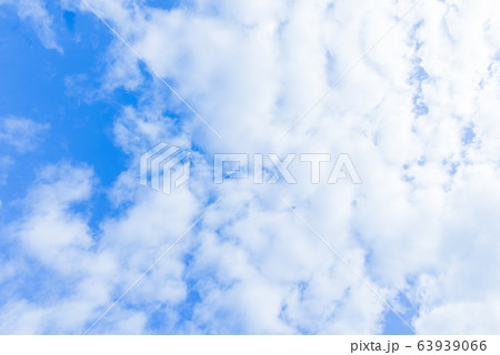 雲 クラウド 白 青 グラデーション 大空 快晴 青空 スカイ 風景 さわやかな空 バックグラウンド 雲 クラウド 白 青 グラデーション 大空 快晴 青空 スカイ 風景 さわやかな空 バックグラウンド 63939066