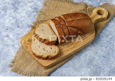 Sliced wholegrain bread on cutting board,top view Sliced wholegrain bread on cutting board,top view 63939144
