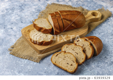 Sliced wholegrain bread on cutting board,top view 63939329