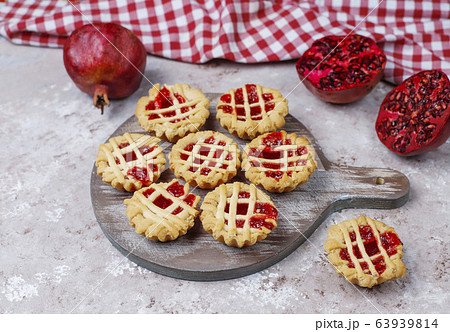Delicious mini red berry pies,top view 63939814