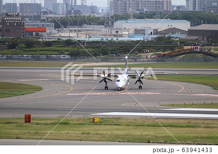 誘導路上のDHC8-Q400 63941433