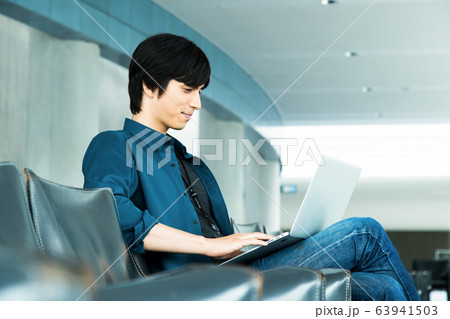 オフィス ビジネス 男性 テレワーク カジュアルオフィス オフィス ビジネス 男性 テレワーク カジュアルオフィス 63941503