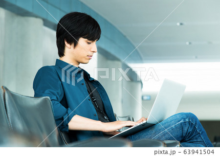 オフィス ビジネス 男性 テレワーク カジュアルオフィス オフィス ビジネス 男性 テレワーク カジュアルオフィス 63941504