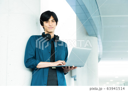 オフィス ビジネス 男性 テレワーク カジュアルオフィス オフィス ビジネス 男性 テレワーク カジュアルオフィス 63941514