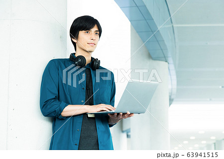 オフィス ビジネス 男性 テレワーク カジュアルオフィス オフィス ビジネス 男性 テレワーク カジュアルオフィス 63941515