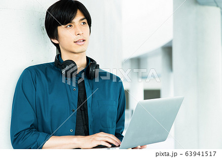 オフィス　ビジネス　男性　テレワーク　カジュアルオフィス 63941517