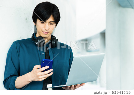 オフィス　ビジネス　男性　テレワーク　カジュアルオフィス 63941519