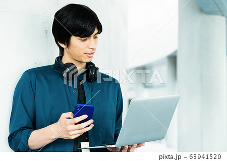 オフィス　ビジネス　男性　テレワーク　カジュアルオフィス 63941520