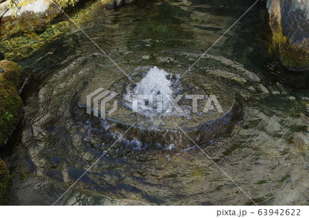 湧水　-名水百選 愛媛県西条市のうちぬき- 63942622