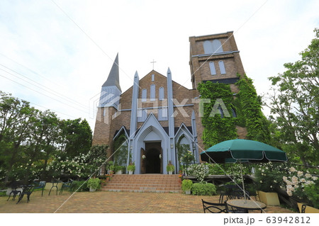 東武トレジャーガーデン 教会とバラの写真素材