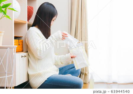 マスクを保管、取り出す女性　コピースペース 63944540